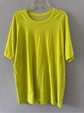 Lululemon Men's Metal Vent Tech short-sleeve workout shirt Yellow Small
